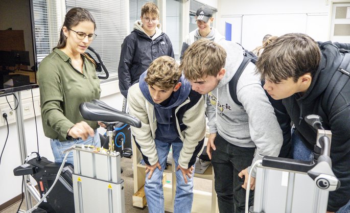 Eine Gruppe Schüler besucht das Institut für Maschinenwesen der TU Clausthal.