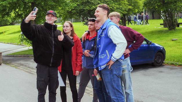 Eine Gruppe von Schülerinnen und Schüler fotografiert sich selbst mit dem Handy